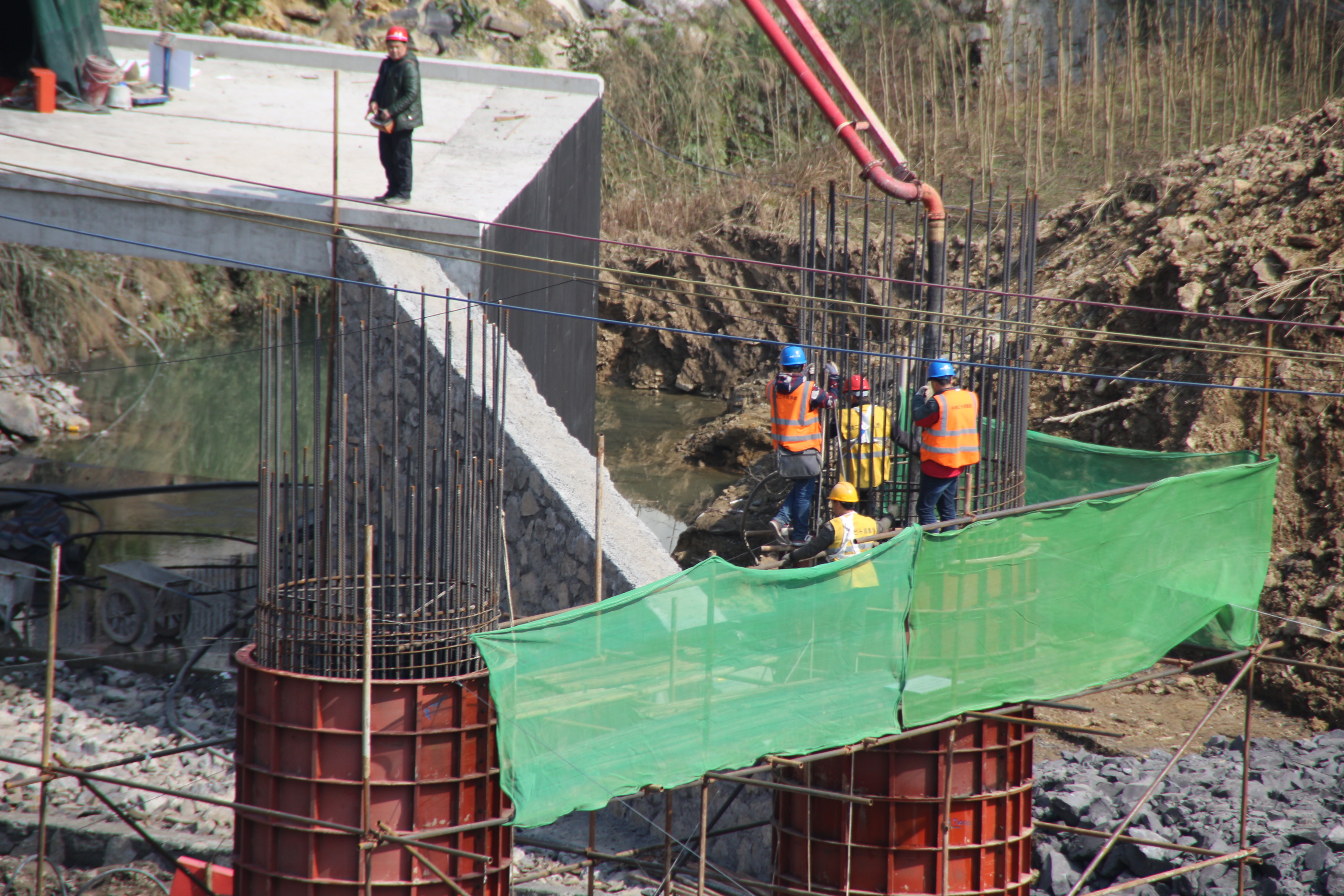 石黔高速首根橋梁墩柱在武陵山腹地拔地而起 建設(shè)工程穩(wěn)步推進(jìn)