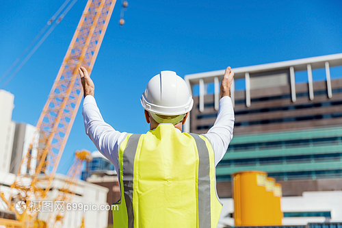 建筑工程師 安全背心下?lián)]灑汗水的建設(shè)者